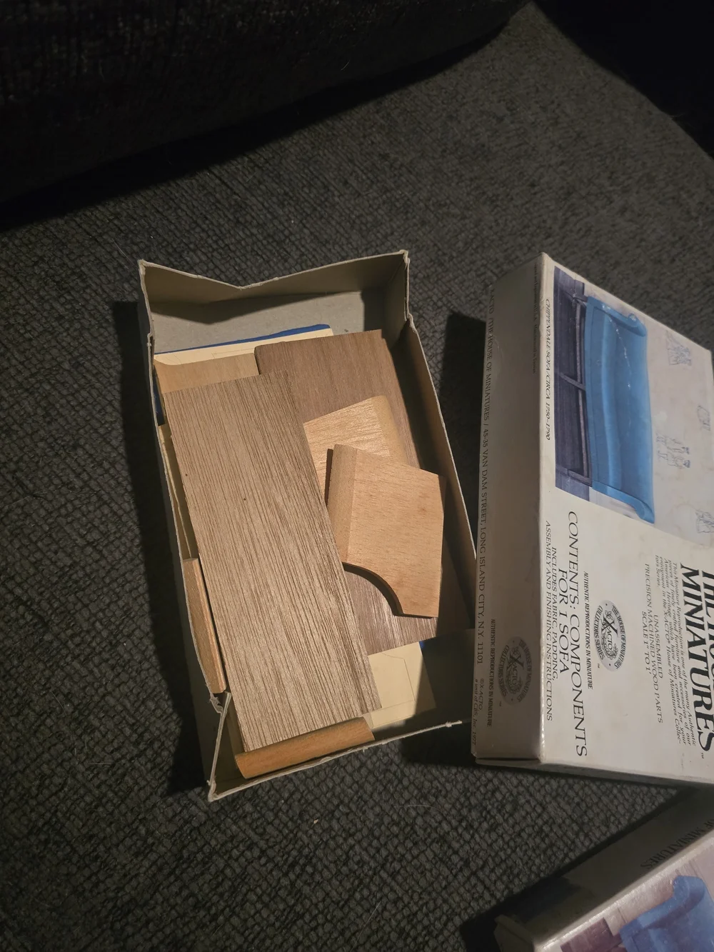 X-ACTO The House of Miniatures  | No. 40015 Chippendale Sofa Kit